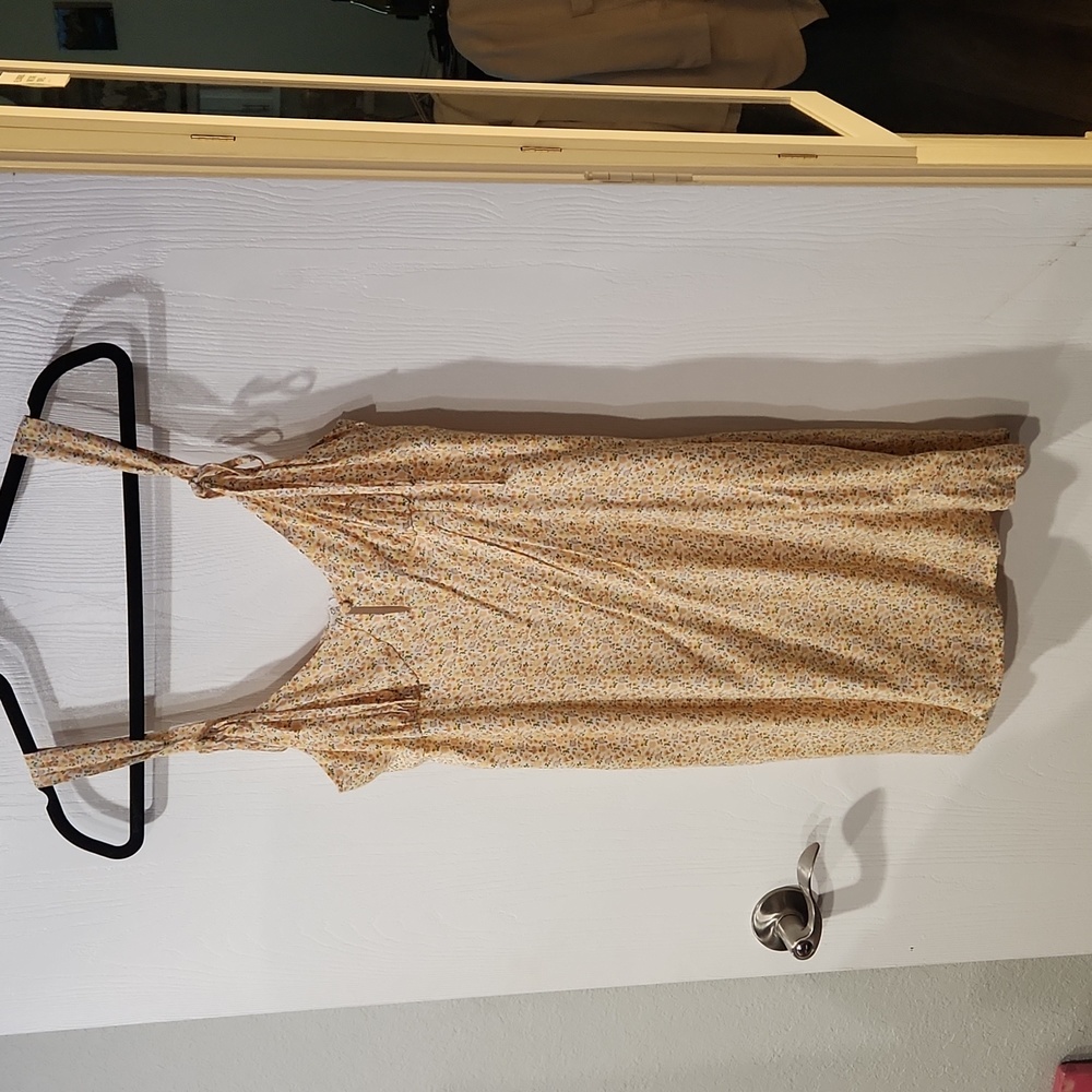 Adorable floral yellow dress with adjustable tie straps and zipper